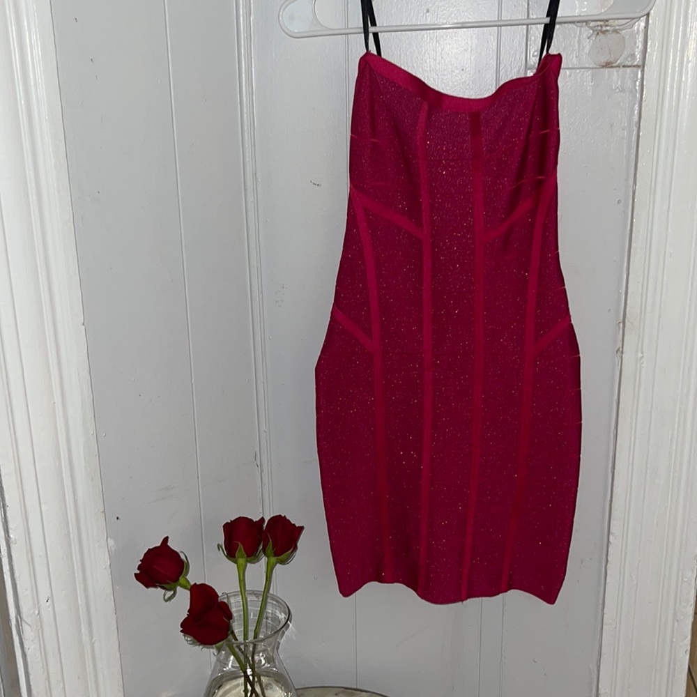 Never worn ; no tag; Really beautiful cocktail dress ; hugs your curve very well